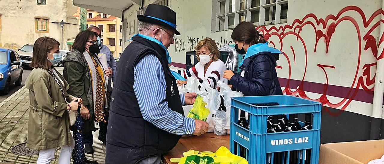 Un momento del reparto del bollo, ayer, en Noreña. | Inés Gago