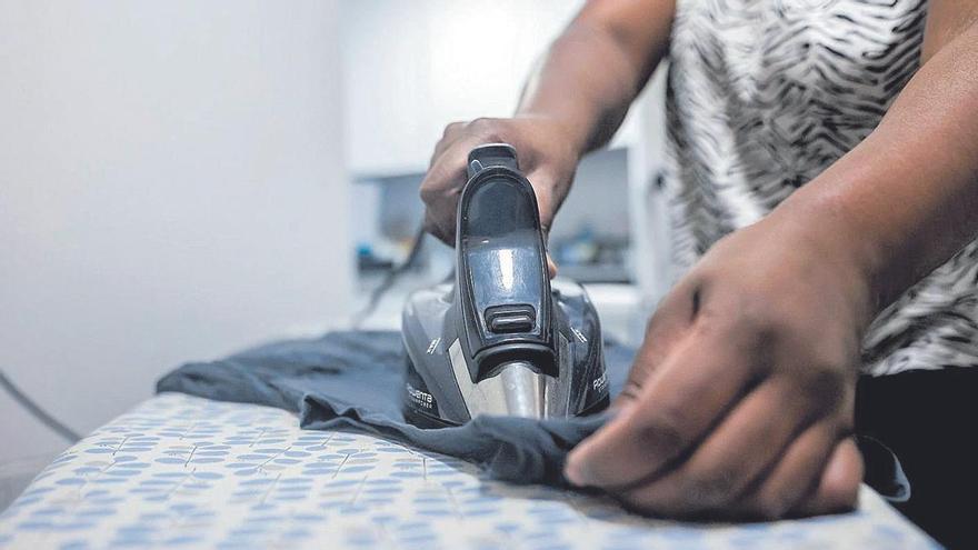 Trabajadora de 54 años y cobrando el paro tras haber finalizado un contrato como empleada: el BOE confirma el nuevo subsistido de 500 euros que puede recibir tras agotar el paro
