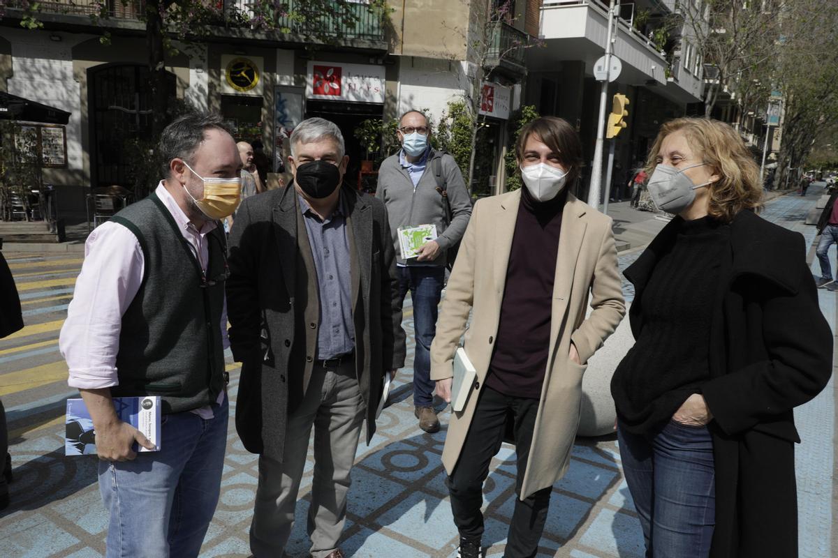 Joan Cañete, Jordi Mercader, Juan Soto Ivars y Emma Riverola en la reunión de escritores antes de la foto por Sant Jordi