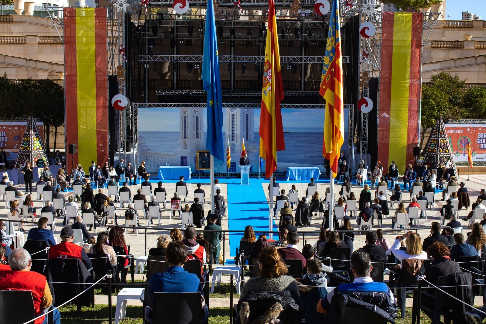 El Ayuntamiento de Benidorm ha conmemora el Día de la Constitución con un pleno al aire libre