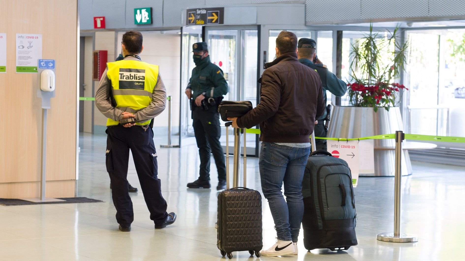 Agentes de la Guardia Civil y empleados de seguridad controlan a los pasajeros en el interior del Aeropuerto de Eivissa, el pasado 23 de enero.