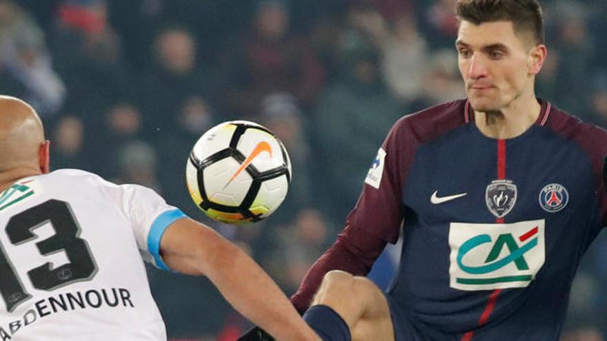 Abdennour lucha por un balón con Meunier.