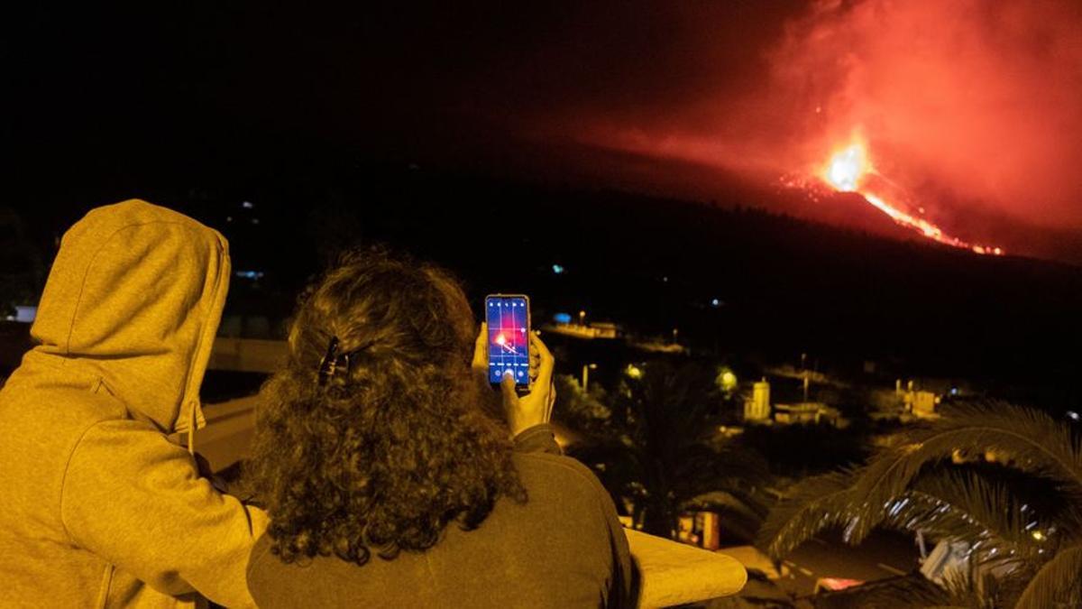 Centenars de curiosos assisteixen a les nits a l’espectacle del volcà de La Palma