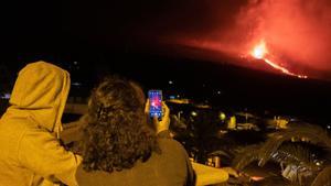 Centenars de curiosos assisteixen a les nits a l’espectacle del volcà de La Palma