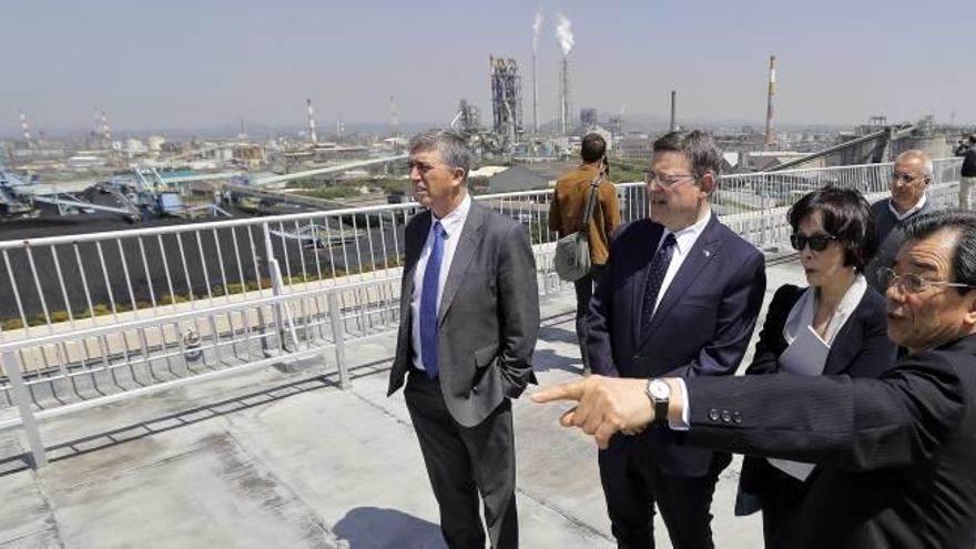 El conseller Rafael Climent y Ximo Puig en las instalaciones de Ube Industries.