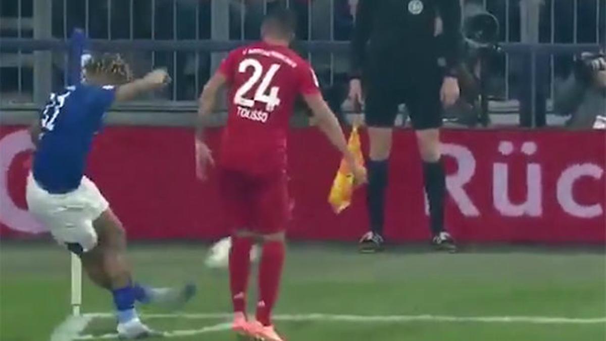 Así se curte Todibo en Alemania: no te pierdas su salida de la presión... ¡con una rabona!