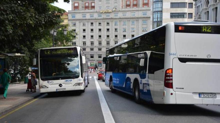 Dos autobuses urbanos, en la calle Marqués de Santa Cruz.