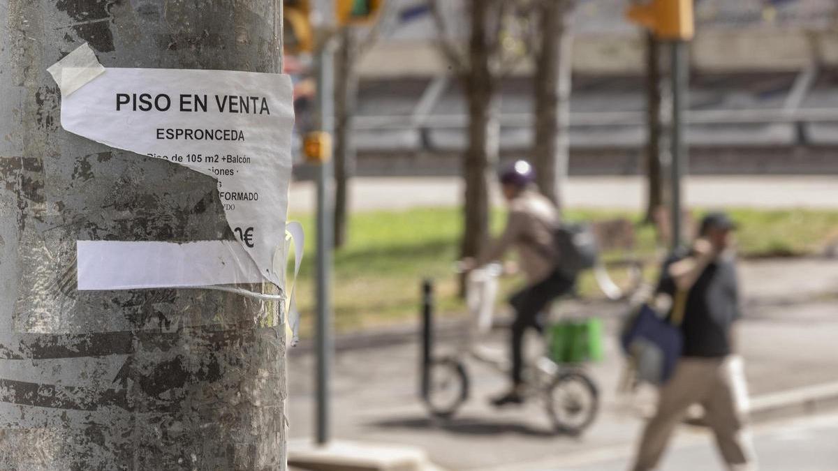 Un cartel anuncia un piso en venta en Barcelona.