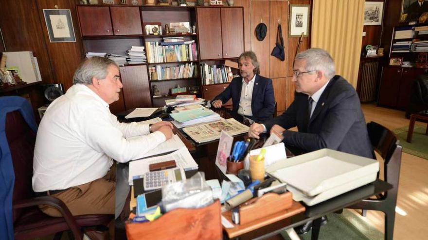 El Alcalde, a la izquierda, junto al Rector y el vicerrector de Investigación, ayer en Mieres.