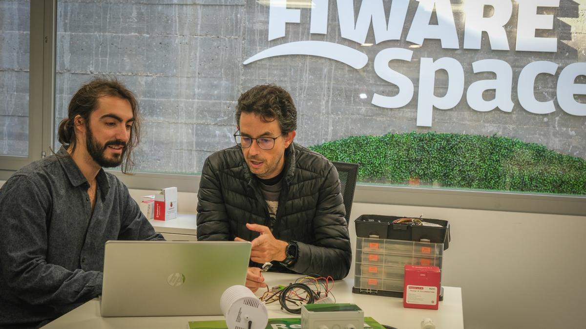 Ulises Gamero, a la derecha, trabaja junto con un técnico en el centro Fiware Space.