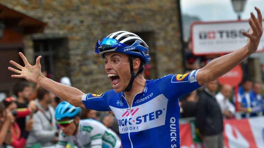 Enric Mas muestra su inmensa felicidad tras rebasar la meta del Coll de la Gallina.