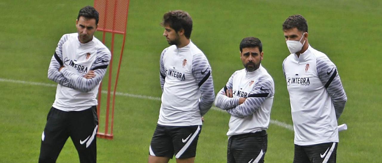 Por la izquierda, Toni Clavero, Álvaro Domínguez (realiza prácticas en preparación física con el club), David Gallego y José Antonio Gordillo siguen un entrenamiento del Sporting esta semana. | Marcos León