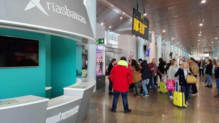 Un stand de Turismo Rías Baixas en el aeropuerto de Peinador. // FdV