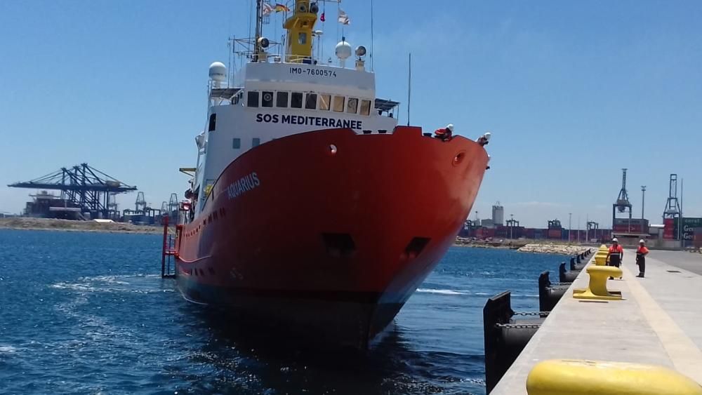 El 'Aquarius' abandona València para seguir con su labor humanitaria