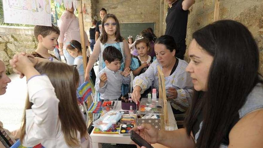 Fin de curso en la Escola Unitaria de Donramiro
Los pequeños de la Escola Unitaria de Donramiro disfrutaron ayer de una jornada festiva con motivo de la despedida del curso. Actividades de todo tipo junto a sus monitoras ocuparon la mañana en el día que la comunidad escolar se dijo adiós hasta el próximo curso académico.
Fotos: Bernabé/Javier Lalín