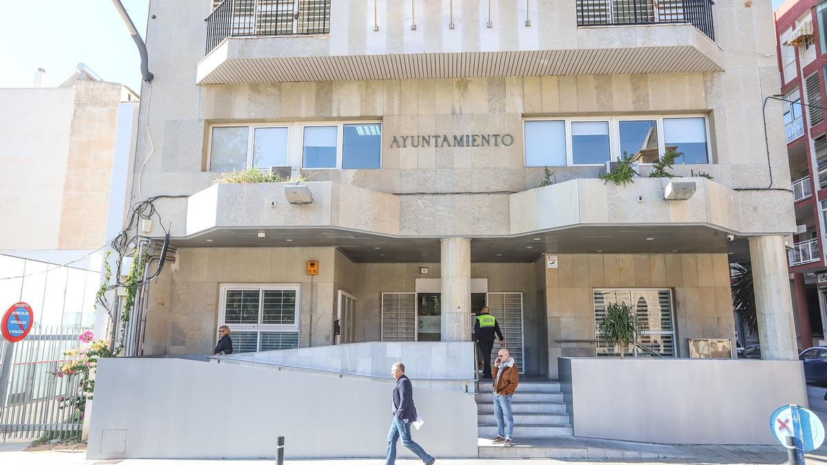 Facade of the main access of the Torrevieja Town Hall Facade of the main access of the Torrevieja Town Hall
