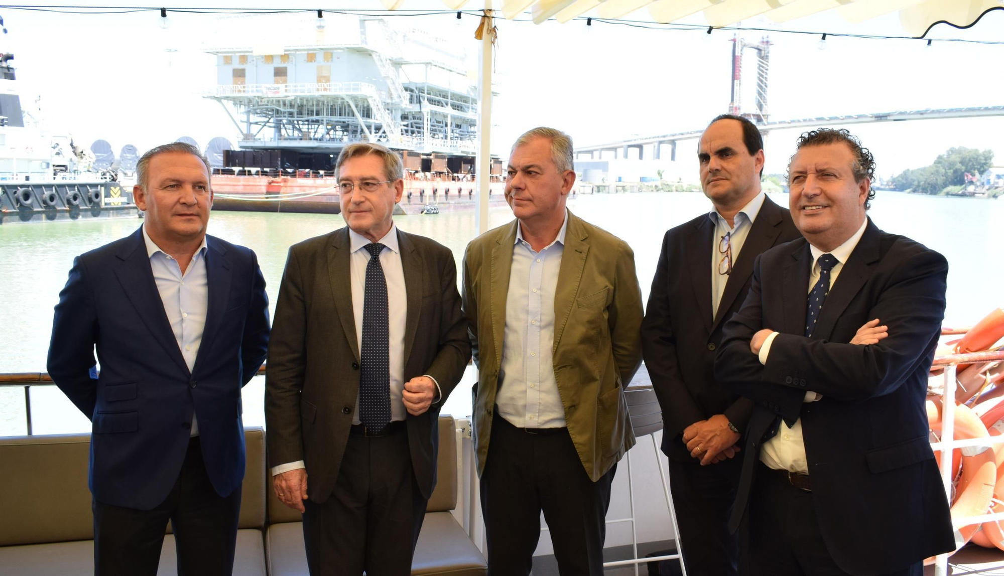 Autoridades delante de la subestación eléctrica