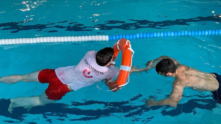 El Berguedà forma alumnes per ser socorristes i obre una borsa per cobrir la demanda d’estiu a les piscines