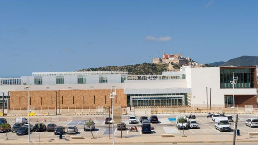 La estación marítima de es Botafoc con las vistas de Dalt Vila al fondo. | APB