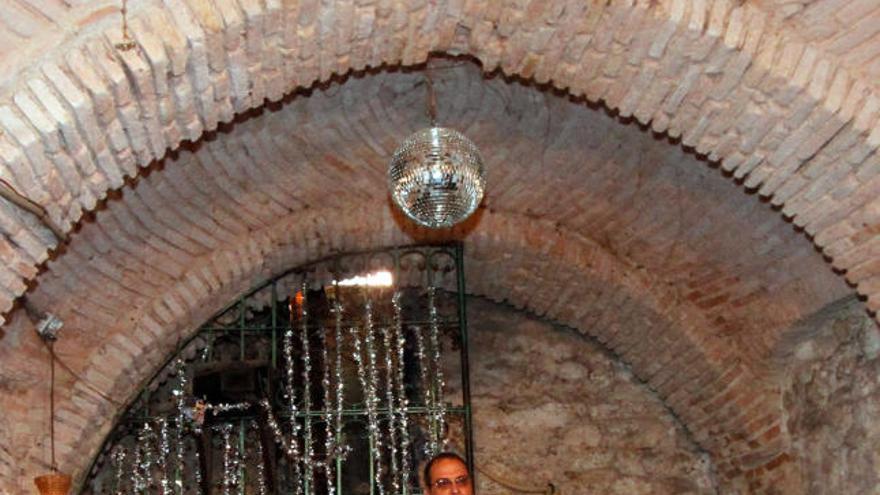 Jesús Jambrina en la Cueva Árabe, antigua construcción en la judería vieja.