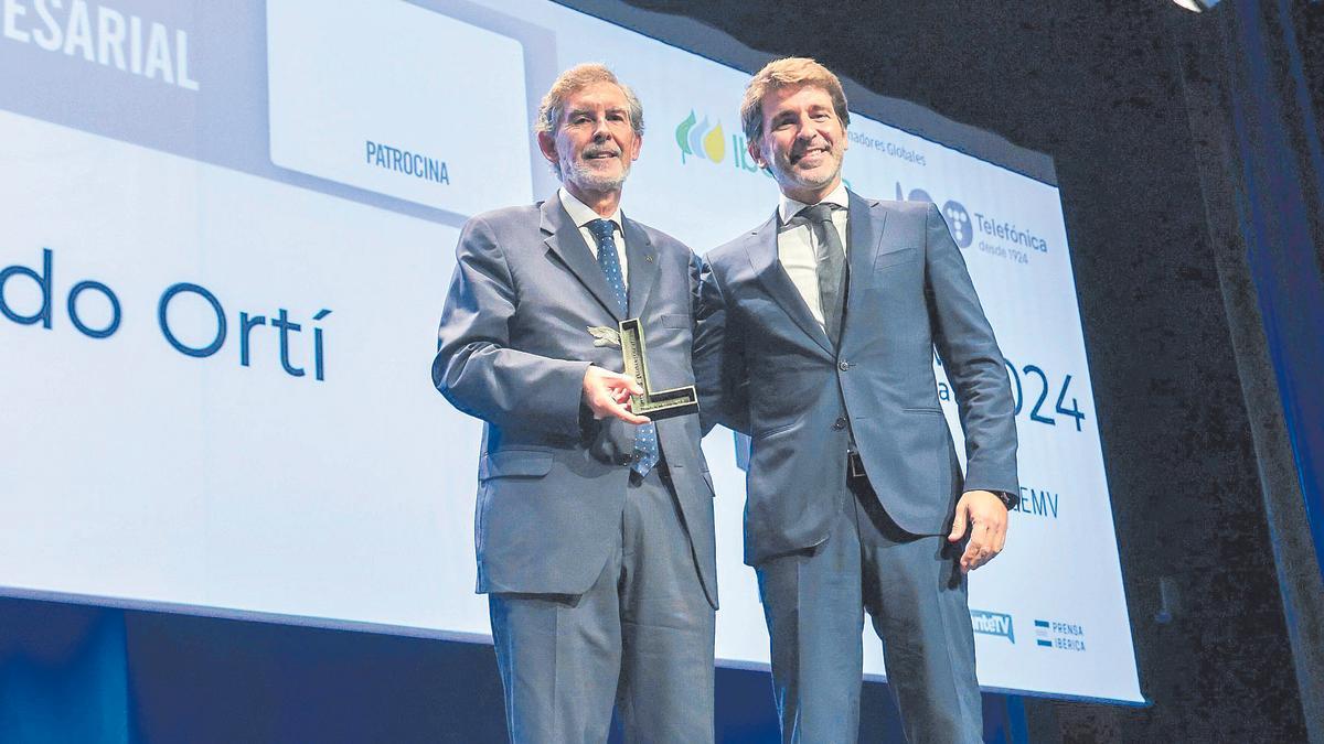 Rosendo Ortí, tras recibir el premio de manos de Sergi Guillot, director general de Prensa Ibérica.