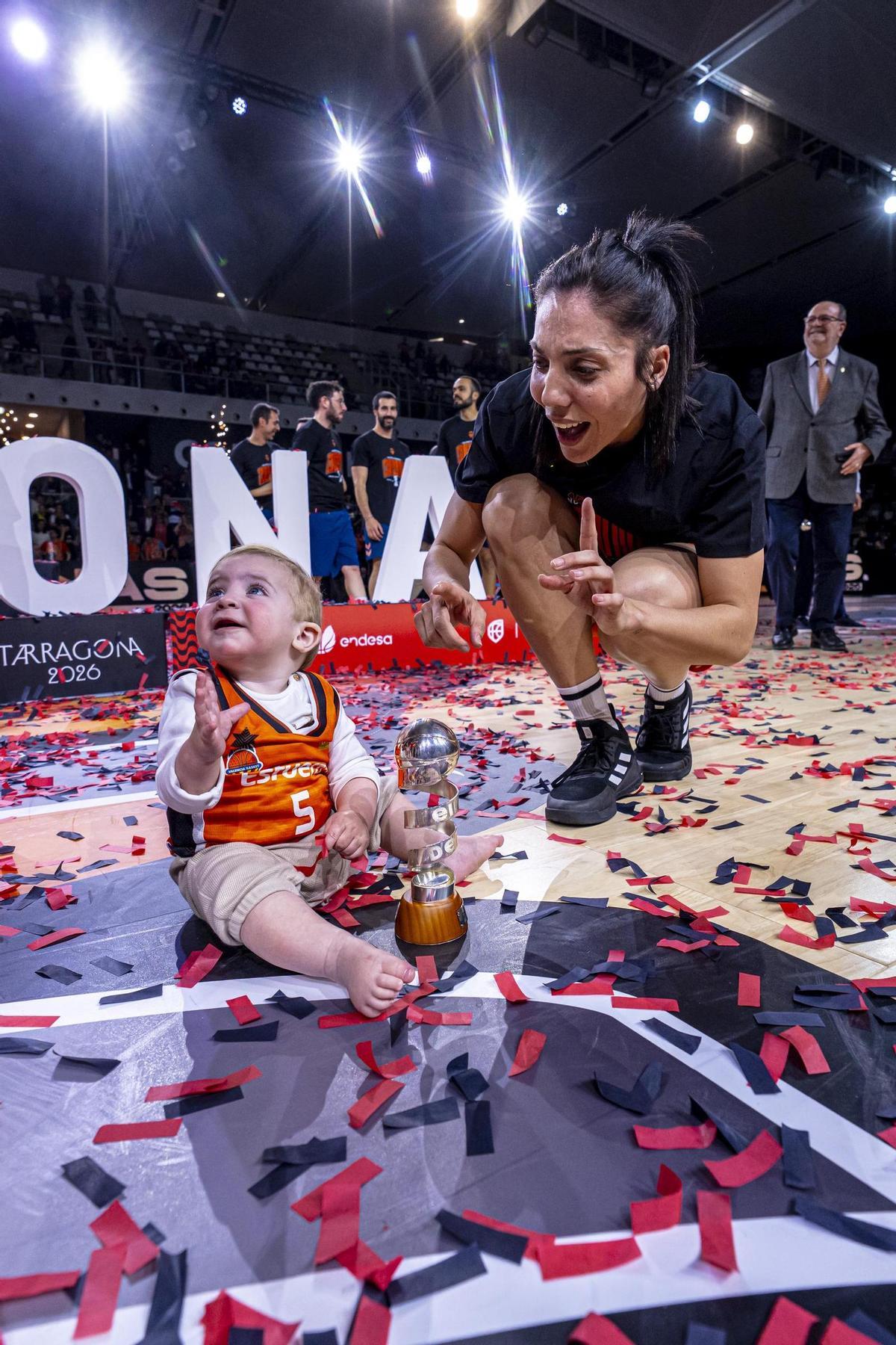 Así celebraron la Copa las jugadoras del Valencia Basket en Tarragona