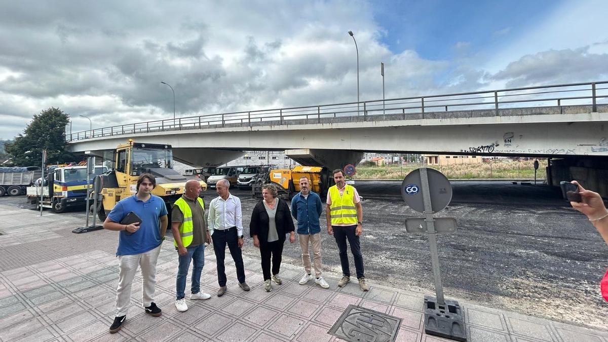 Por la izquuierda, David Orviz, Ignacio Atance, Jesús Abad, Pilar Santianes, Ángel García y Saúl Olivares en la zona de obras.