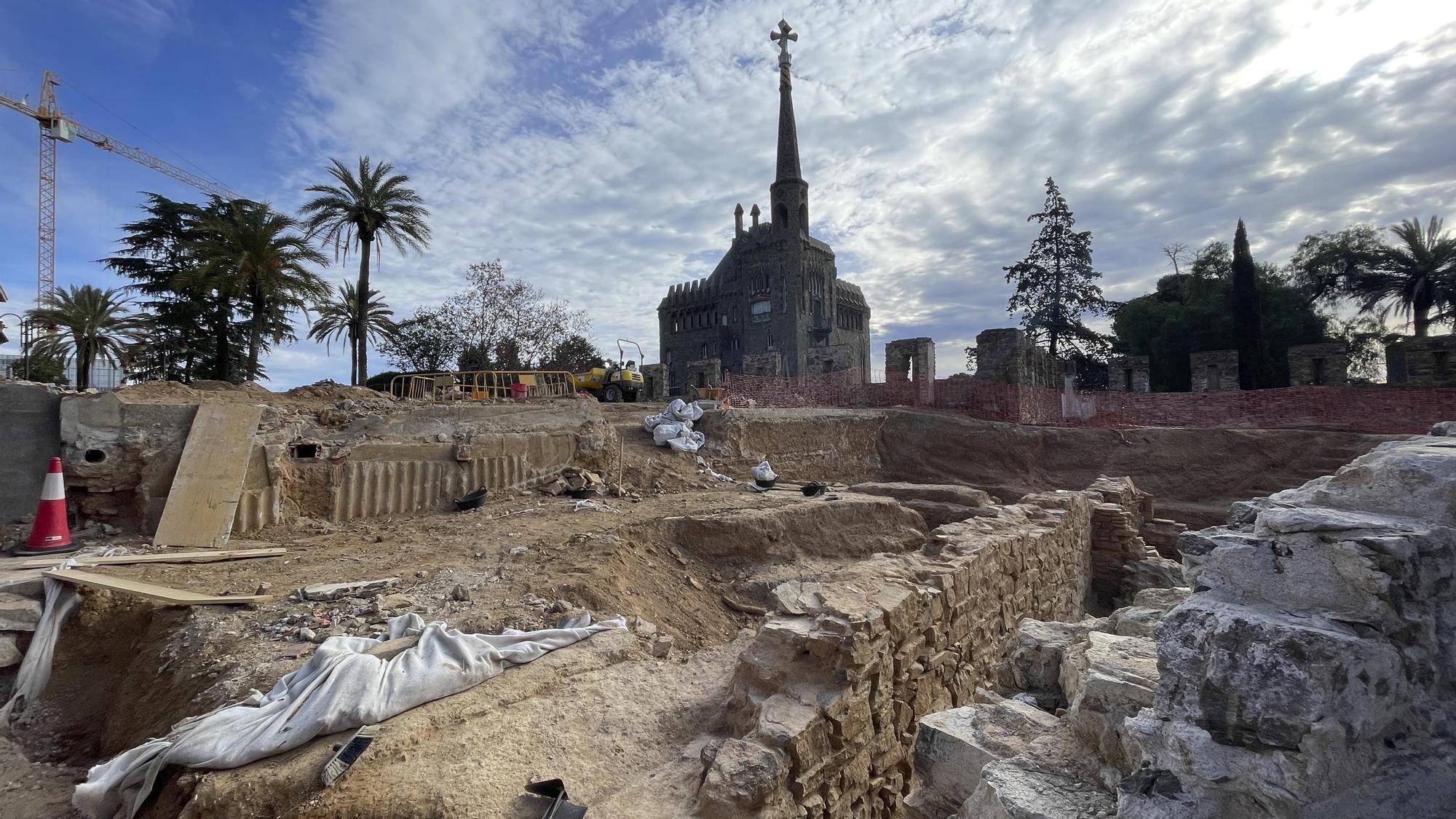 Restos arqueológicos medievales en la entrada de la Universitat Abat Oliba CEU, con la torre del chalet modernista Bellesguard al fondo