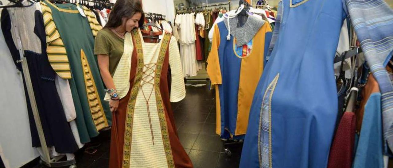 Jessica Ocampo posa con uno de los vestidos de La Tienda Medieval, en la calle Oliva. // G. Santos