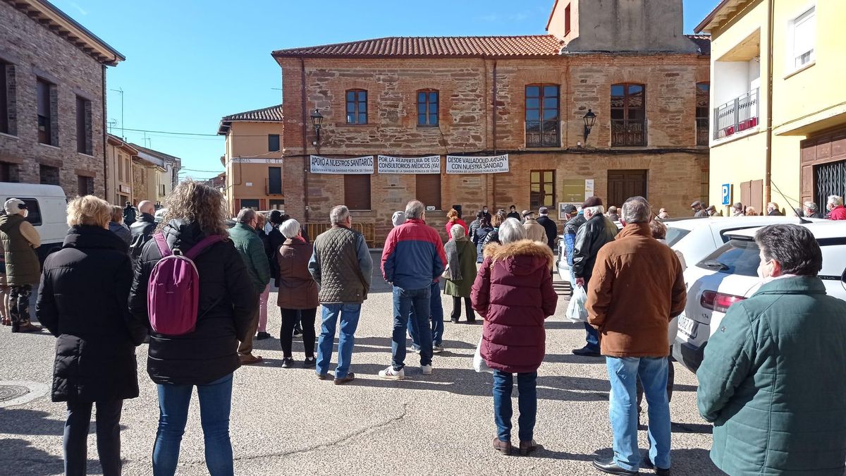 Concentración por la sanidad rural, ayer en Tábara.