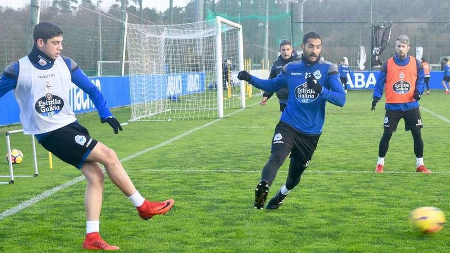 Valverde, Borges y Luisinho, sobre el césped de la ciudad deportiva de Abegondo.