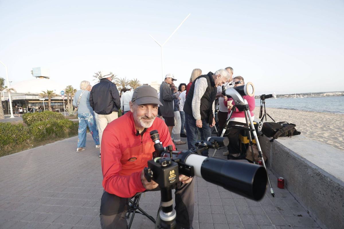 Ernesto Nicola posa para este diario en Playa de Palma.