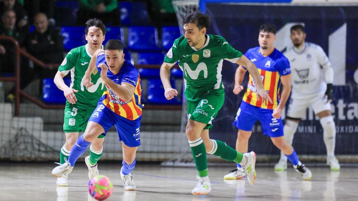 Joan se zafa de un jugador de Inter.