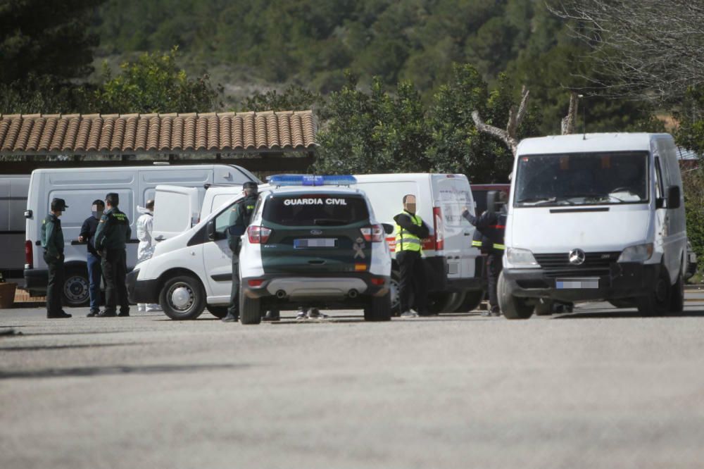 Los investigadores de la Guardia Civil, en la pirotecnia donde hoy ha habido un accidente mortal, en Olocau.