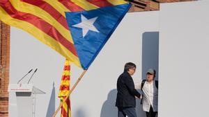 Carles Puigdemont al finalizar su discurso con su abogado Gonzalo Boye