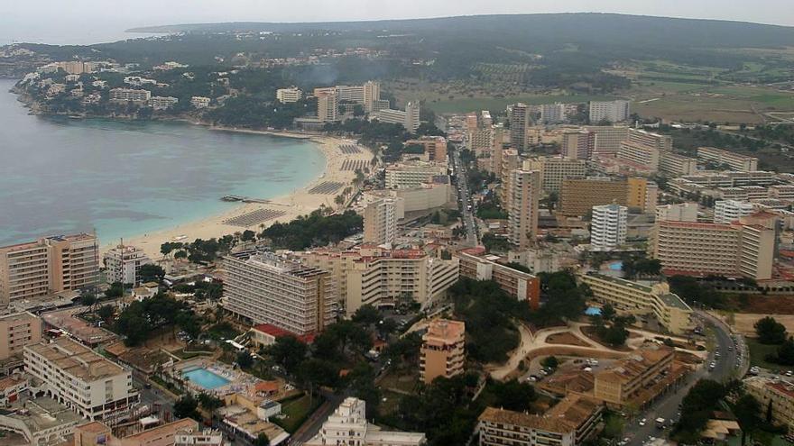 Imagen aérea del núcleo de Magaluf, en Calvià, donde se concentran numerosos hoteles.