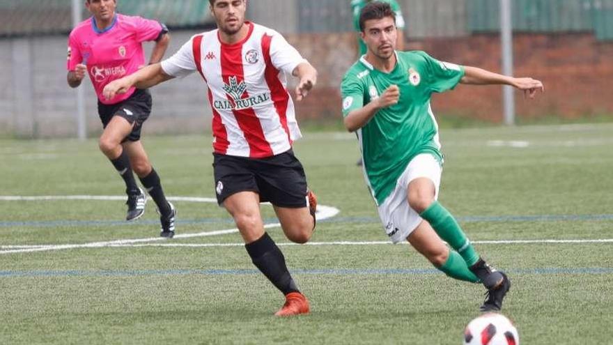 El fabril Borja, a la derecha, lucha por un balón dividido con un futbolista del Zamora.