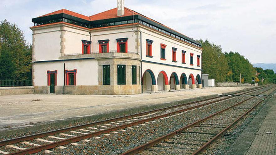 Estación de tren de Baños de Molgas, una de las cuatro ourensanas que reabrirá como albergue.  // Jesús Regal