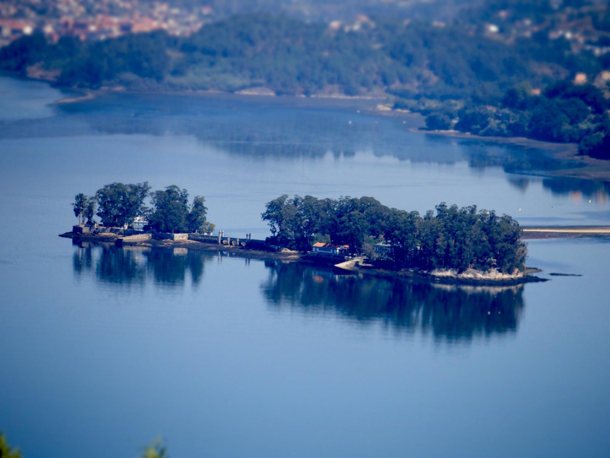 La Isla de San Simón es uno de los lugares más curiosos de Galicia.
