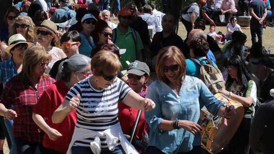 Varias mujeres bailan durante la romería.