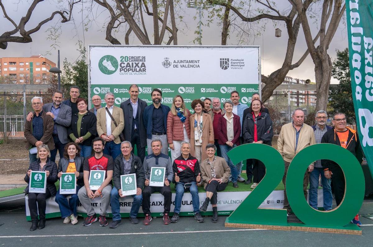 Foto de familia con los homenajeados, organizadores y autoridades durante estos 20 años
