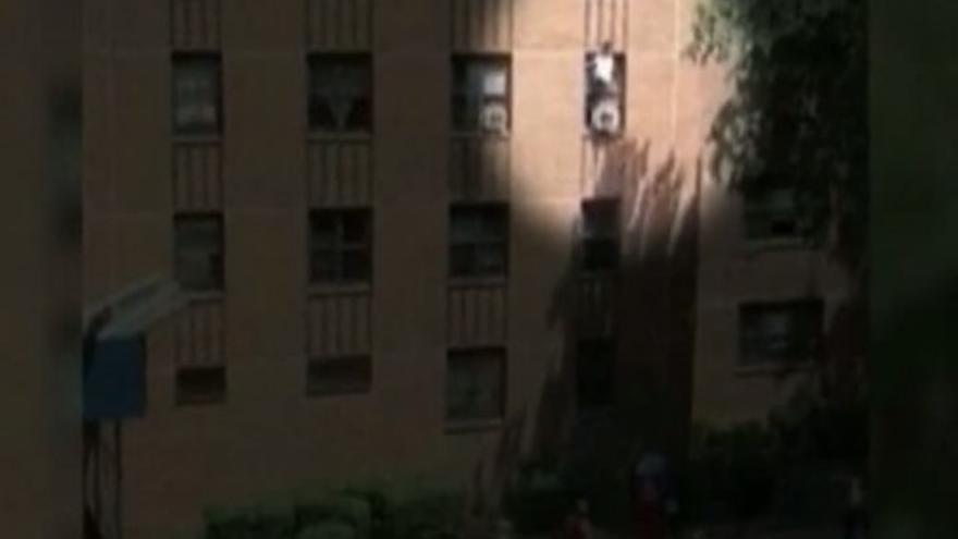 Un hombre salva a una niña al caer desde un tercer piso en EEUU