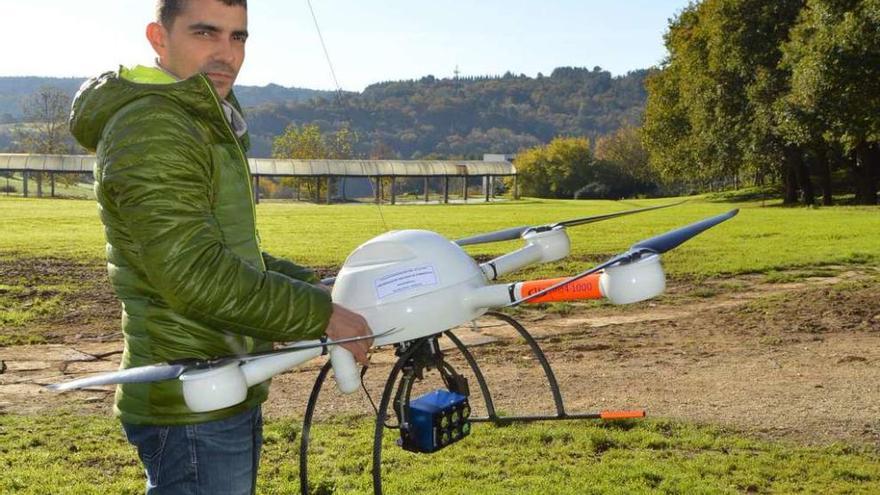 Ramón Díaz Varela, con uno de los drones.