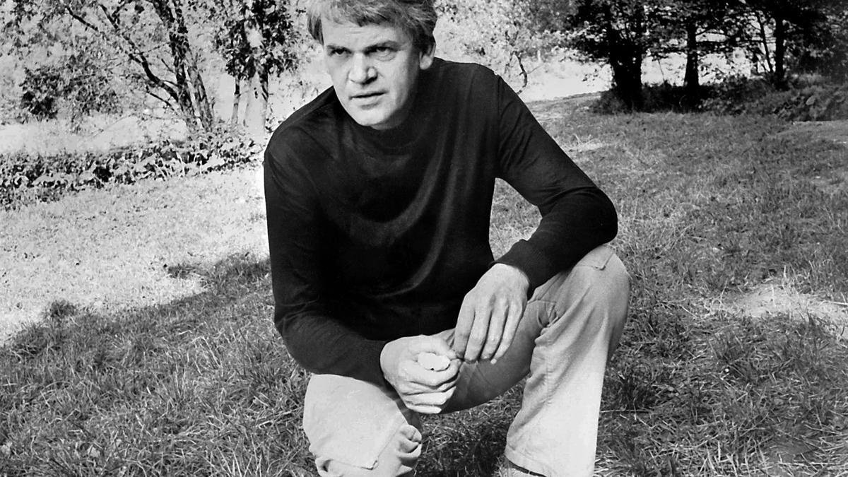 El escritor checo Milan Kundera, en una imagen en Praga en 1973.