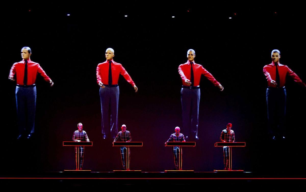 Los integrantes de la banda de música electrónica Kraftwerk durante el concierto en el recinto Evoluon en Eindhoven, Holanda.