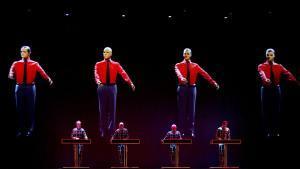 Los integrantes de la banda de música electrónica Kraftwerk durante el concierto en el recinto Evoluon en Eindhoven, Holanda. 
