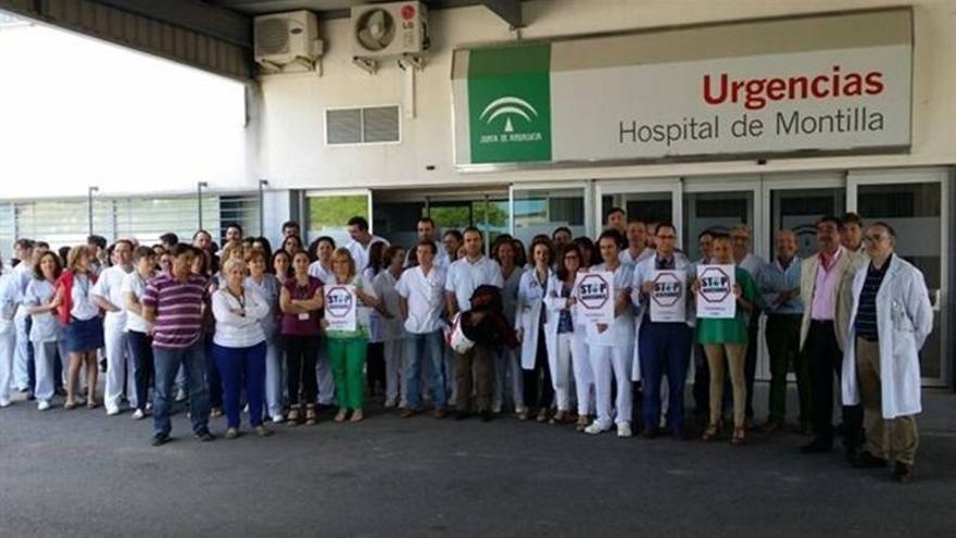 Los trabajadores del Hospital se concentran por la agresión a una compañera