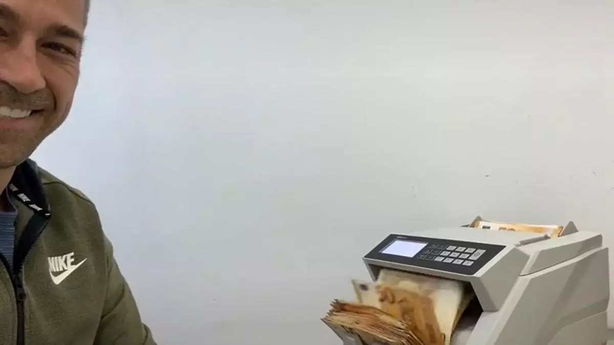 "Nos pagaban en sobres con dinero en efectivo"