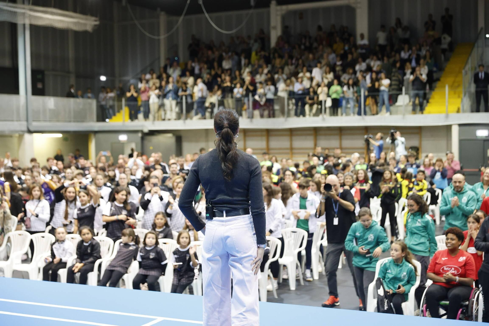 Carolina Marín recibe el cariño de medio millar de deportistas asturianos en Gijón y la visita sorpresa de Saúl Craviotto