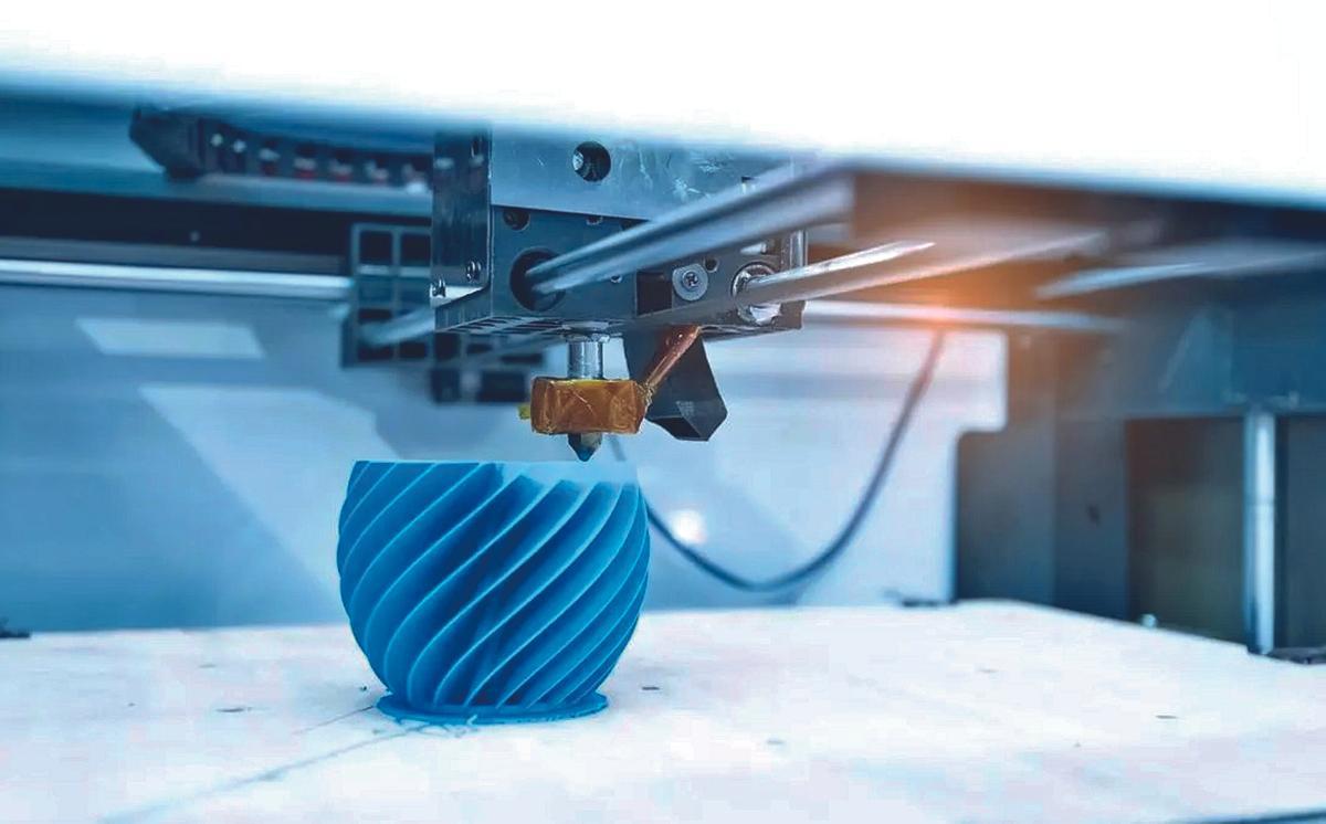 Impresora de fabricación en 3D creando un objeto. La fabricación aditiva revolucionará el concepto del mantenimiento y la logística.